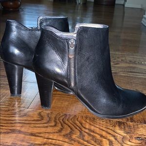 Black Adrienne Vittadini ankle booties